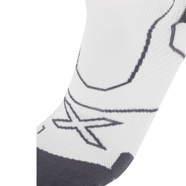 2XU-Vectr-Cushion-1_4-Sock-white-grey-close