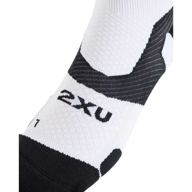 2XU-Vectr-Cushion-light-crew-white-black-life