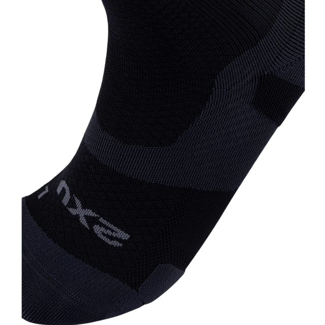 2XU-Vectr-Light-Cushion-fulllength-Socks-black-titanium-close
