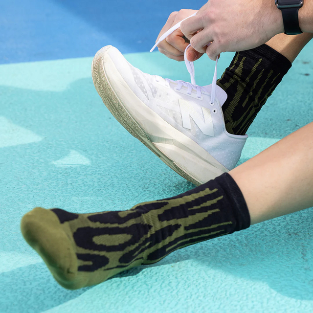 RNNR - Marathon Crew Sock - Drippy Cheetah Green - Lifestyle3